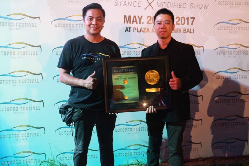 Penyerahan penghargaan tertinggi ROI oleh Tomi Gunawan, Founder ROI