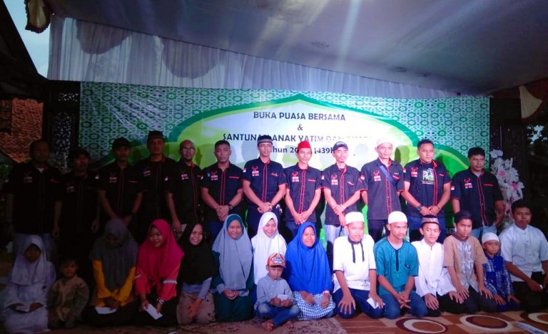 Kijang Retro Indonesia Gelar Bukber Bareng Anak Yatim dan Dhuafa