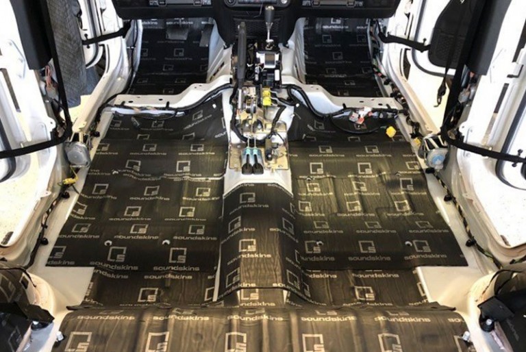 Redam Suara Bising di Kabin Mobil, Kenali Dulu Jenis Bahan Pelapisnya