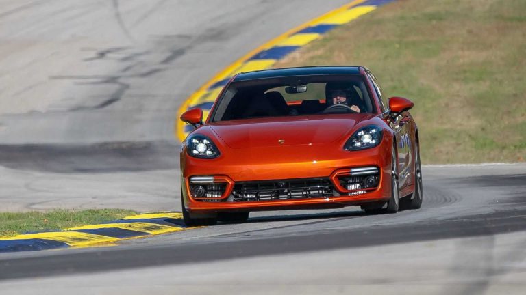Porsche Panamera Turbo S Catat Waktu Tercepat di Lintasan 4 Kilometer
