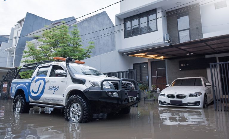 Mobil Terendam Banjir? Jangan Panik, Lakukan Hal Berikut Agar Klaim Asuransi Diterima