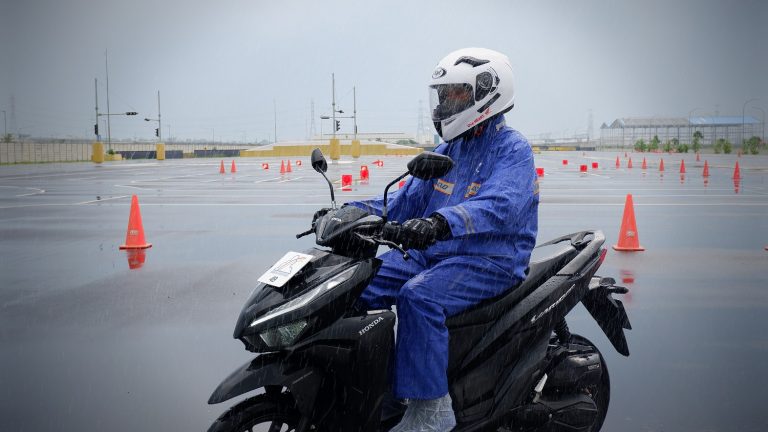 Terobos Hujan, Para Biker Wajib Perhatikan Perangkat Berkendara Ini