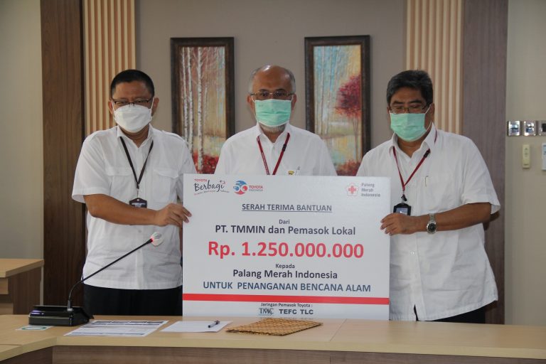 TMMIN dan Pemasok Lokal Donasikan Rp 1,25 Miliar ke PMI untuk Penanggulangan Bencana Alam