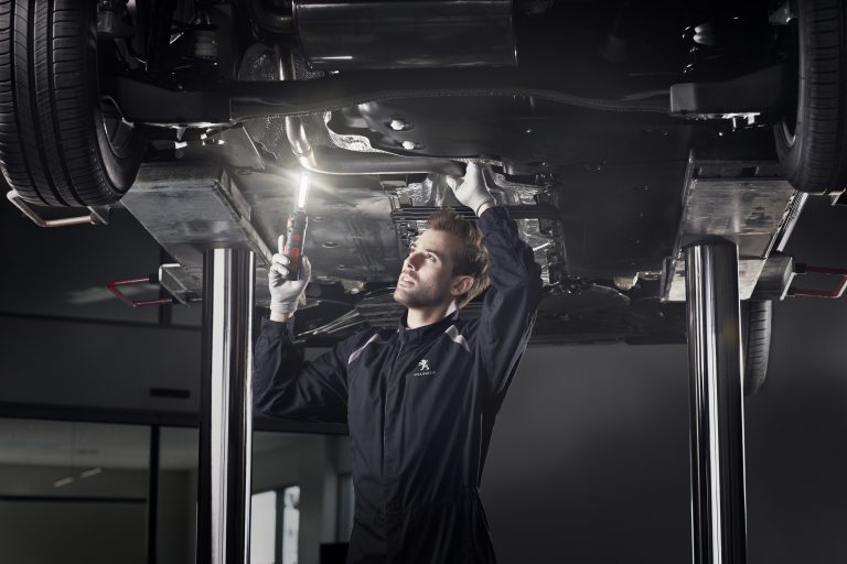 Tips Astra Peugeot: Sehabis Musim Hujan Waspadai Area Spakbor dan Kolong Mobil