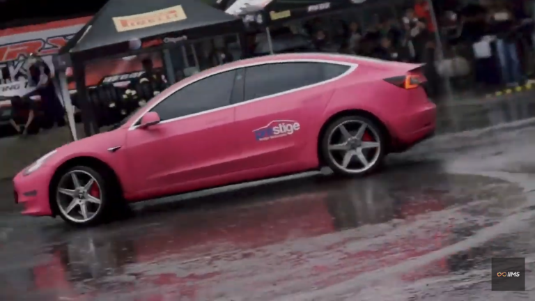 Akbar Rais Ungkap Sensasi Drifting Pakai Mobil Listrik Tesla Model 3