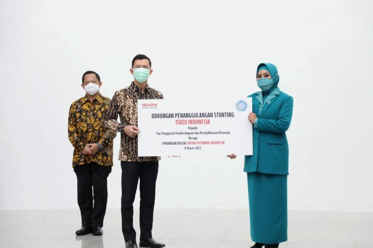 Isuzu Indonesia Donasikan Timbangan Digital untuk Posyandu Indonesia Timur