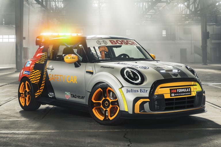 MINI Electric Cooper SE Disiapkan Jadi Pace Car Balap Formula E