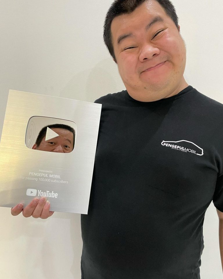 Tuai Kesuksesan, Pengepul Mobil Terima Silver Play Button dari Youtube