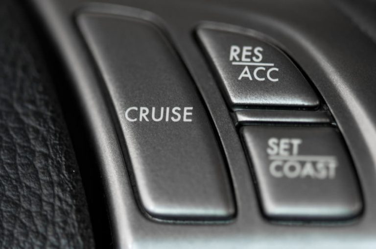 Mudahkan Pengendara Mengatur Kecepatan, Begini Cara Kerja Fitur Cruise Control