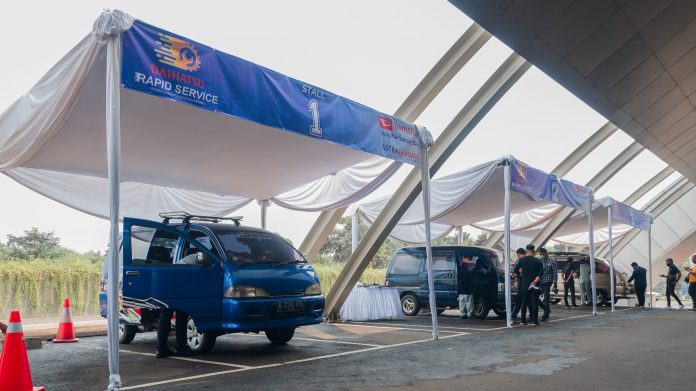 Suasana layanan Daihatsu Rapid Service dengan Sahabat Klub Daihatsu pada...