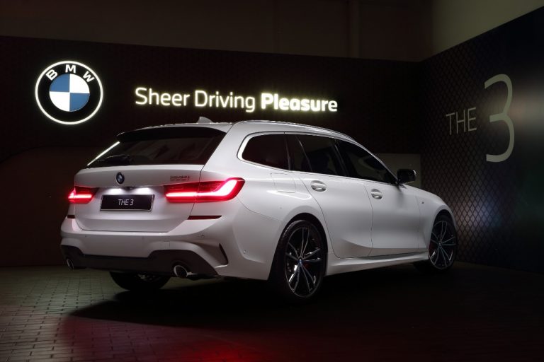 The New BMW 320i M Sport Touring: Kendaraan Keluarga Ikonik dan Impresif, Bertabur Fitur dan Teknologi Kekinian