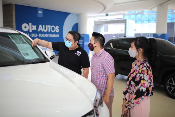 OLX - CEO OLX Group Indonesia Johnny Widodo turun langsung melayani pelanggan setia OLX Autos dalam rangka Hari Pelanggan Nasional