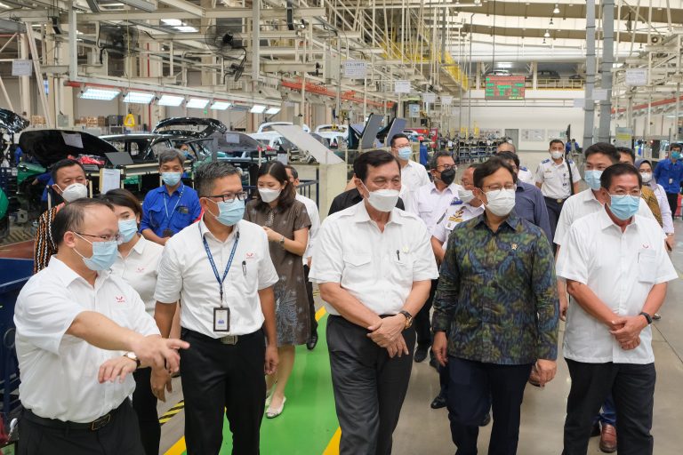 Tengok Kesiapan Ekosistem Kendaraan Listrik, Tiga Menteri Kunjungi Pabrik Wuling