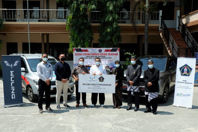 Perwakilan Wuling Motors dan SMK Taruna Bangsa – Pati dalam acara peresmian yang diadakan pada Kamis lalu