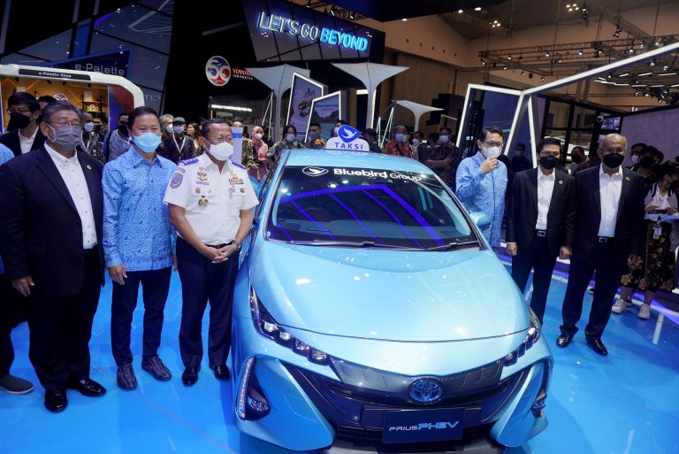 Taksi Berbasis Prius PHEV Kolaborasi Blue Bird dan Toyota: Upaya Percepat Elektrifikasi di Indonesia