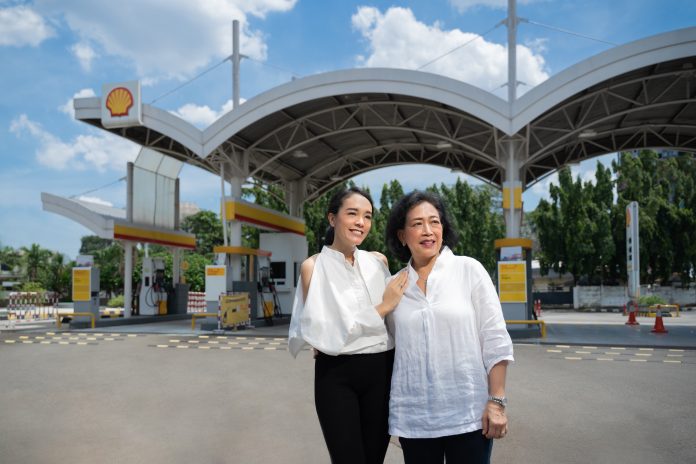 Aubry Beer dan Dewi Sutopo, Mitra SPBU Shell di depan SPBU Shell Tanjung Barat, Jakarta Selatan, milik keduanya