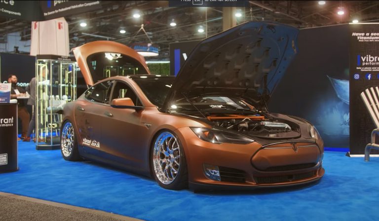 Pertama di Dunia, Tesla Model S Plaid Telan Mesin Chevy Camaro Bertenaga 430 HP