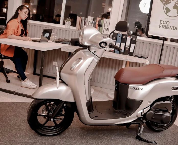 Dessy with Yamaha Fazzio Hybrid – Connected LUX Prestige Silver