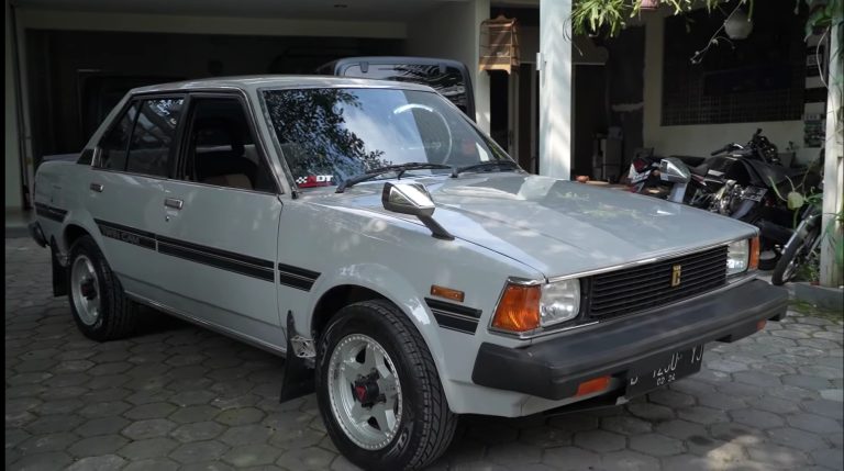 Toyota Corolla KE70 Kental Aura Rally Look, Tampil Klimis Bermesin Bengis