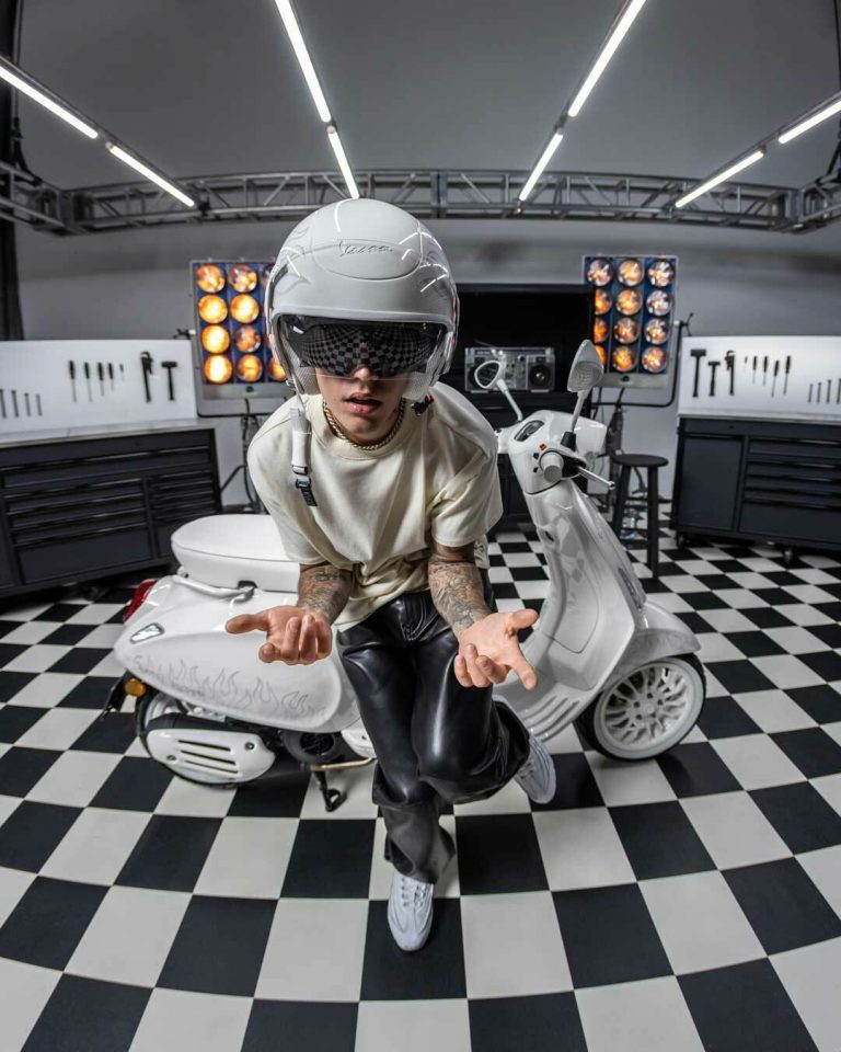 Kolaborasi Justin Bieber x Vespa, Luncurkan Edisi Spesial Vespa Sprint Berpadu Unsur Italia dan California