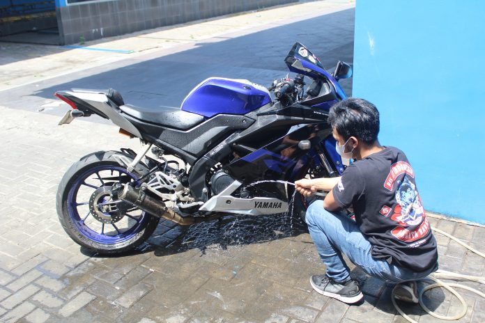 Tips Mencuci Motor Di Rumah