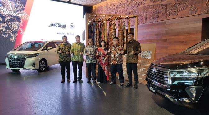 Auto2000 Hadirkan Toyota Kijang Innova dan Alphard Special Edition Karya Iwan Tirta