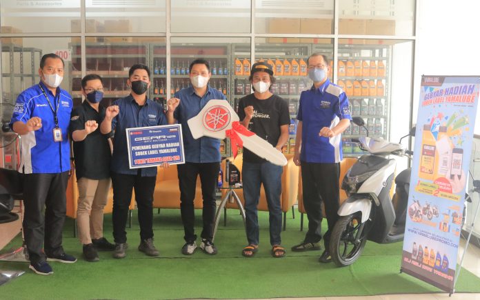 Di Momen Ulang Tahun Pernikahan, Pemenang Gebyar Sobek Label Yamalube Ini Dapat Hadiah Motor Yamaha (3)