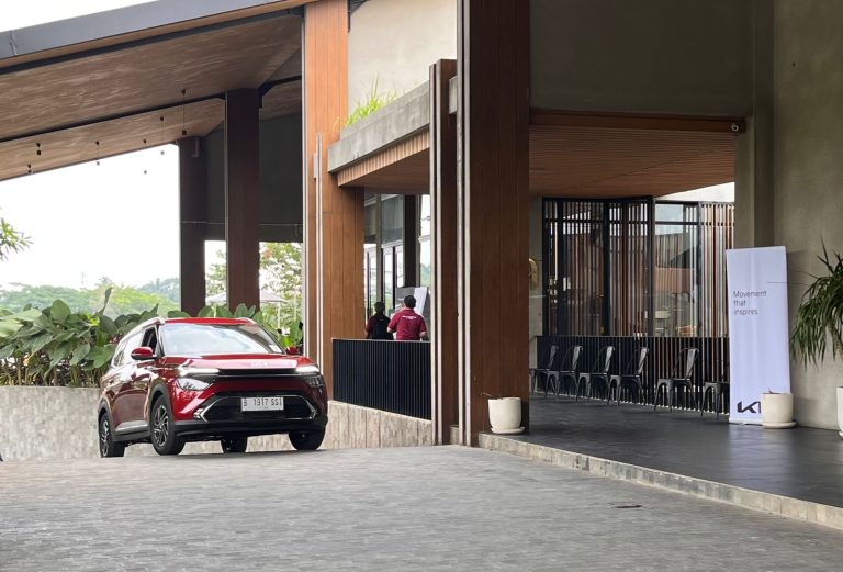 Sensasi Mengendarai Kia Carens 1.5L Di Ibu Kota
