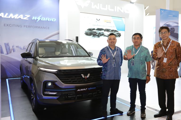 Wuling Perkenalkan Almaz Hybrid di pameran GIIAS Semarang 2022