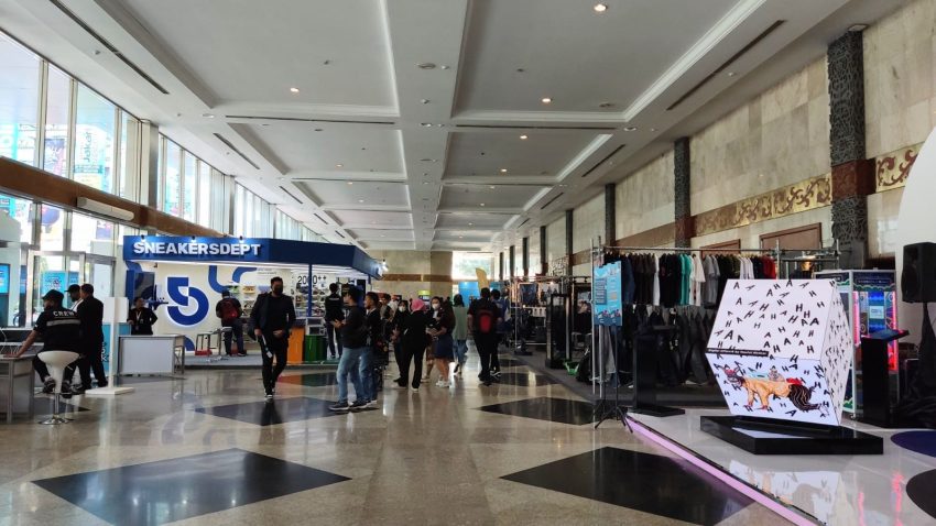 Tenaga Penjual Lelah Menunggu, Pameran Otomotif Jakarta Autoweek Sepi ...