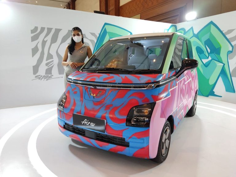 Gaet Kalangan Muda, Wuling Air ev Jadi Kanvas Berkreasi Seniman Mural Gardu House