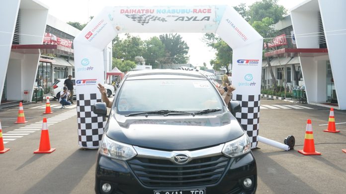 Salah satu Peserta Daihatsu NgabubuRace 2023 dari Klub AXIC masuki garis finish di PT Astra Daihatsu Motor, Sunter