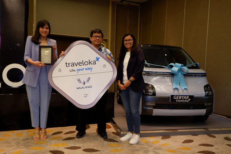 Wuling dan Traveloka Serahkan Satu Unit Air ev Untuk Pemenang Utama Gebyar Traveloka