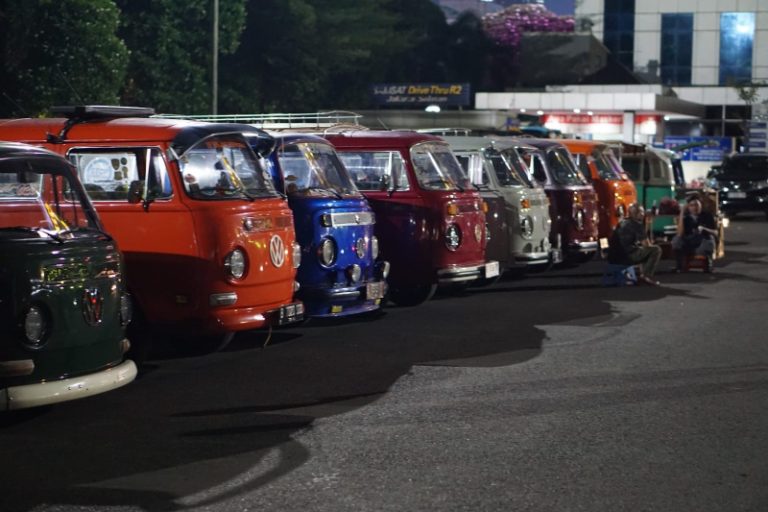 ‘Kopi VW Malam Takbiran 2023’, Berbagi Peduli Komunitas VW dengan Petugas Polisi dan Petugas Kebersihan