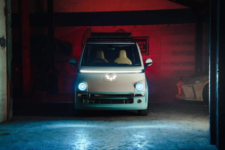 Kolaborasi Retouch Pro dan Penta Prima Tampilkan Warna Two-Tone di Wuling Air ev Retro-Futuristik