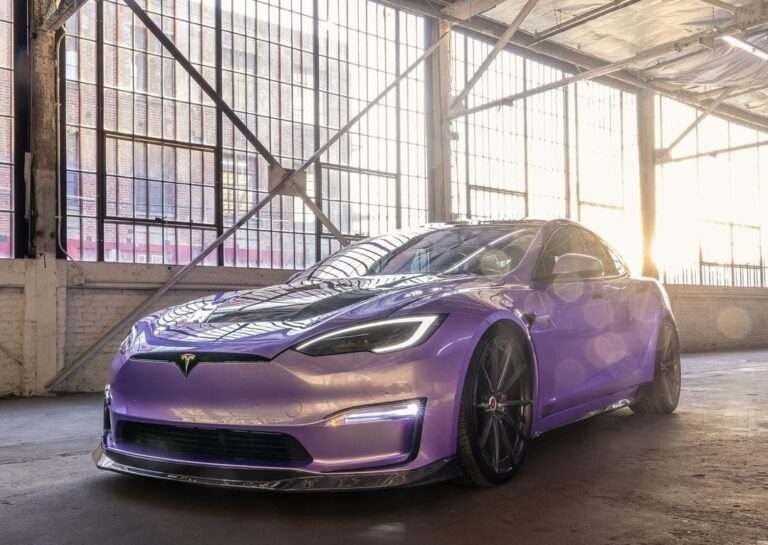 Tesla Model S Plaid Elegan Dibalut Jubah Ungu dan Velg Sporty
