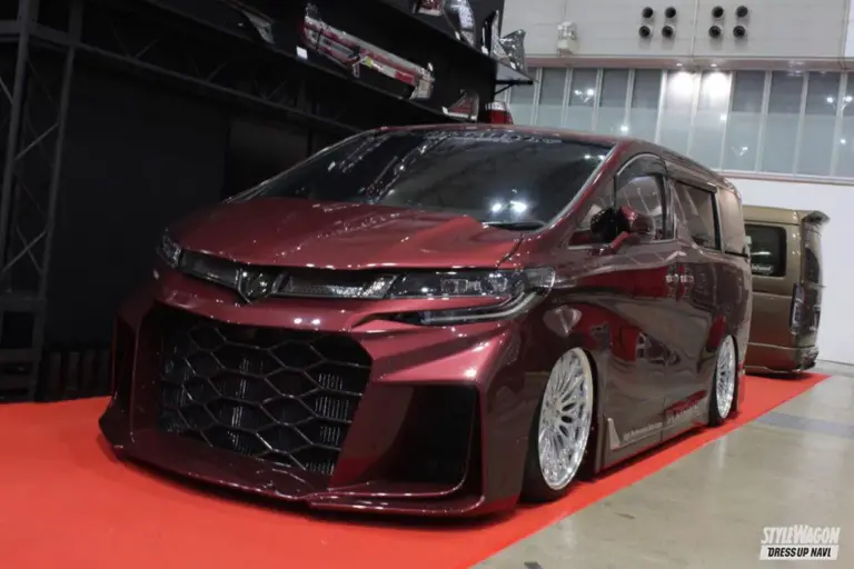 Toyota Alphard Tampil Beda, Pasang Body Kit Custom Dilabur Warna Magenta