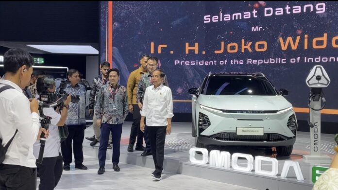 jokowi mampir booth chery di iims 2024