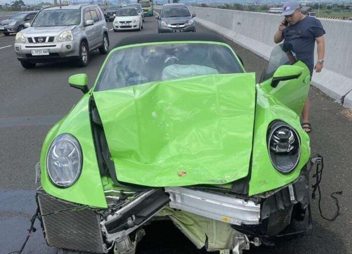 Insiden porsche tabrak grand livina (1)