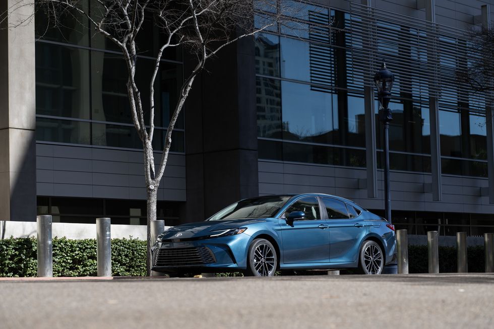 Luncurkan 3 Trim Berbeda, Toyota Camry MY2025 Termurah Tembus Setara Rp