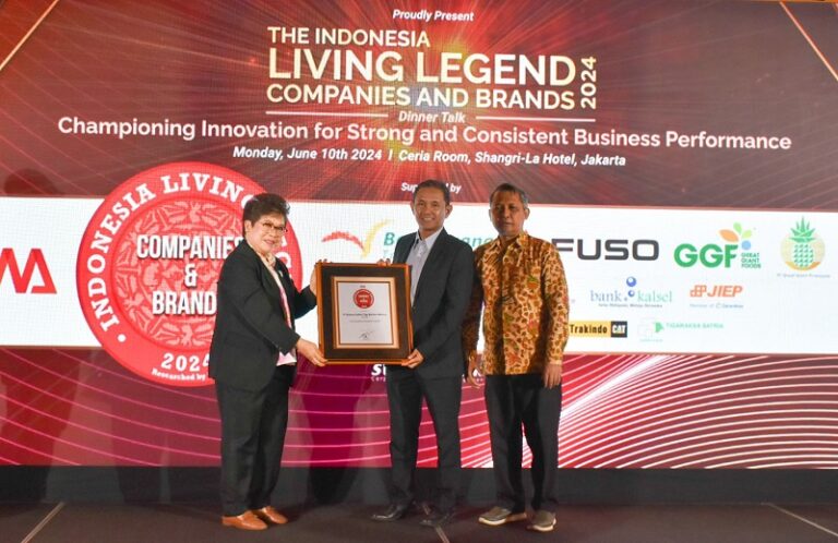 Mitsubishi Fuso Raih Penghargaan Indonesia Best Living Legend Brands 2024