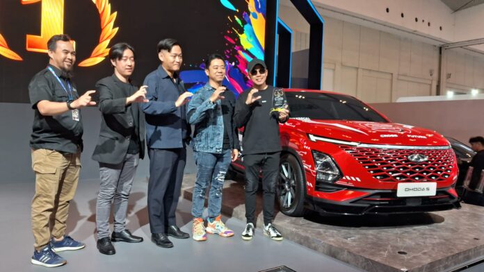 Evan Sumanto (paling kanan) juara Real Decal Modification di The Art of Decal Modification Contest OMODA 5