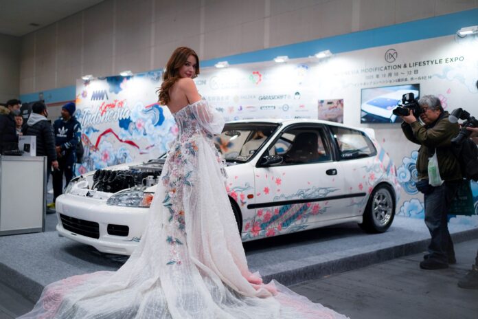 Desain 'Batik Hokokai' jadi tema di Honda Estilo dan gaun rancangan Shizka Prive di booth NMAA Great of Indonesia - Osaka Auto Messe 2025