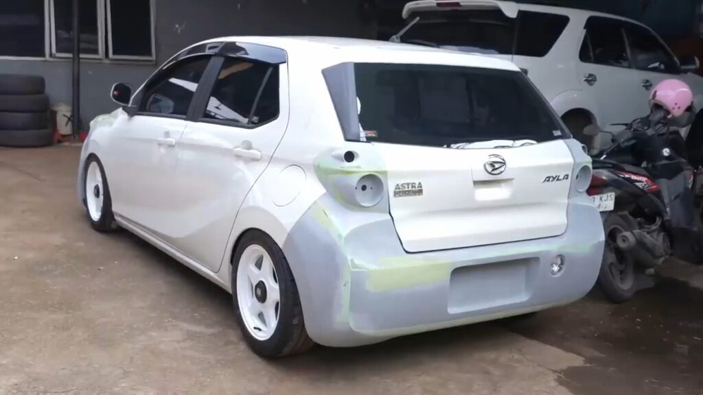 Tampak belakang proses modifikasi Daihatsu Ayla GH Style Retro Future jadi supergiveaway IMX 2025