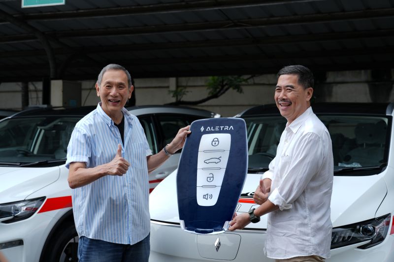 Andre Jodjana, CEO PT Aletra Mobil Nusantara Resmi Serahkan Unit L8 EV kepada Jusuf Hamka, Penasihat PT Citra Marga Nusaphala Persada