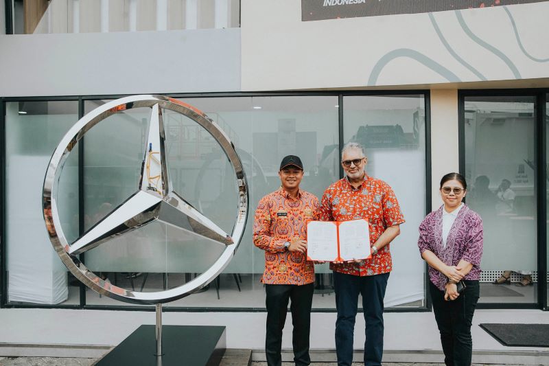 rsz MoU Pihak Daimler (Naeem Hassim dan Felicia) dengan Pihak SMKS Angkasa 1 (Kapt.Tek Dymas Dwi Nanda)