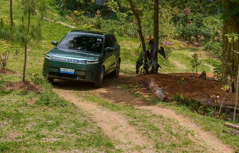 RSZ CROP Foto 4 - Tampak depan JAECOO J5 EV yang menonjolkan performa tangguh berkat motor listrik bertenaga 155 kW dengan torsi puncak 288 Nm.