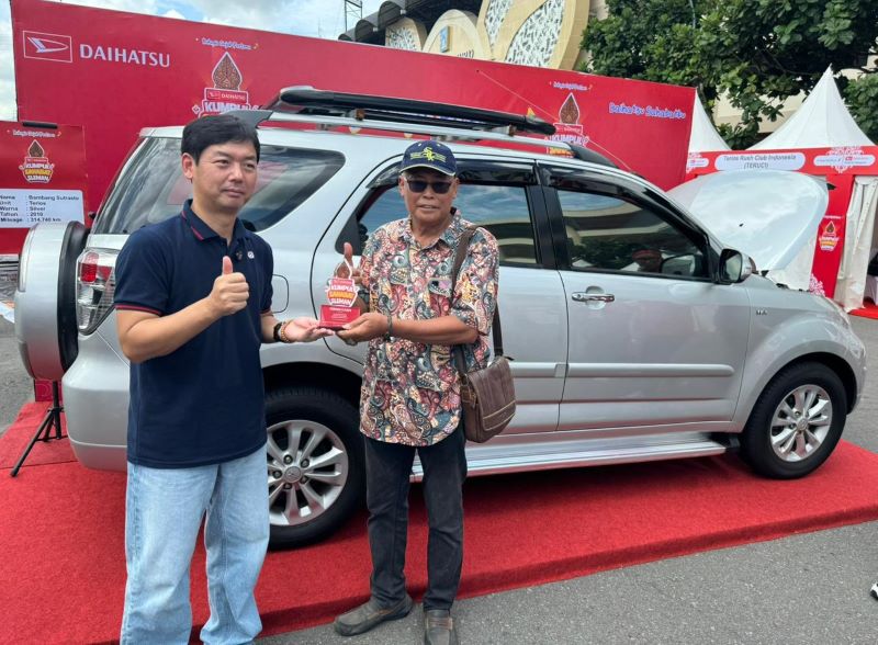 rsz Penyerahan apresiasi Bahagia Sejak Pertama kepada pelanggan setia Daihatsu (1)