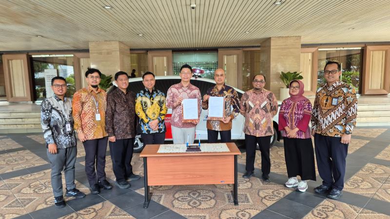 Hyundai Donasikan Ambulans Stargazer Cartenz Dukung Penanganan Bencana  Sumatera - NMAA