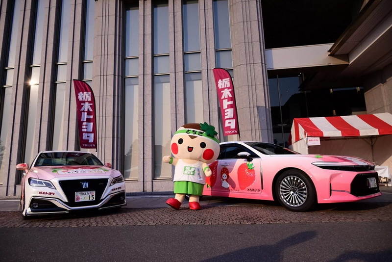 Toyota Crown Pink “Strawberry Edition”: Sedan Mewah Rasa Stroberi yang Bikin Heboh Jepang